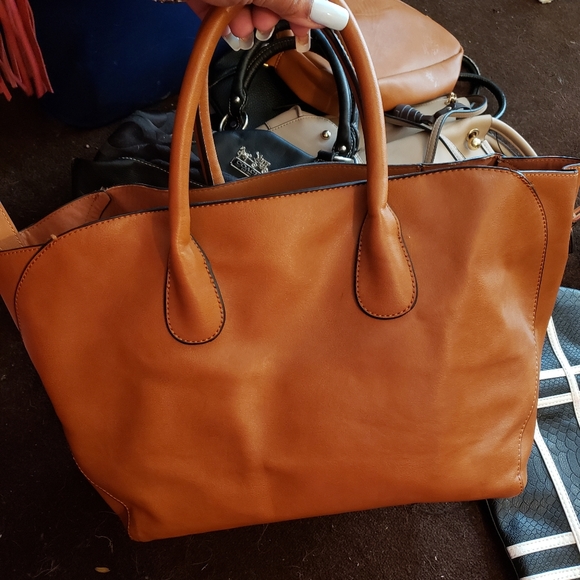 Handbags - Picture 4 of 4